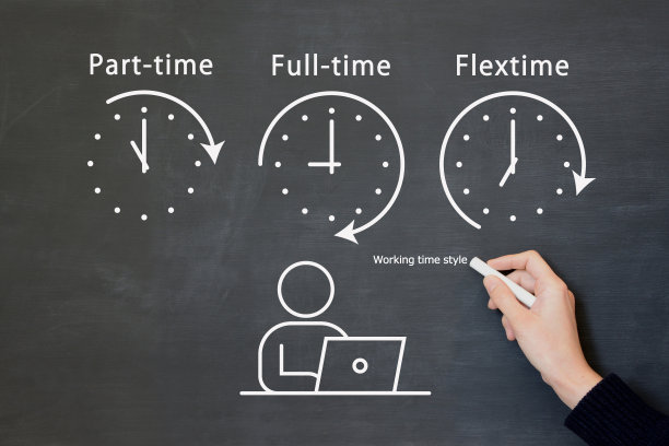 男性在黑板上手绘各种工作时间的插图图片下载