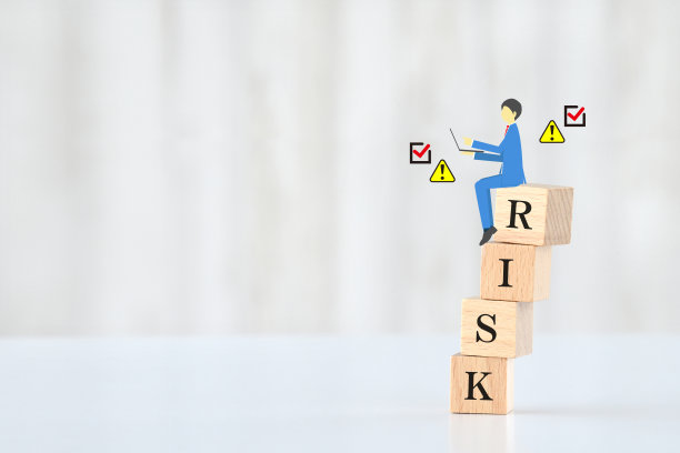 木块与风险字和插图商人图片下载