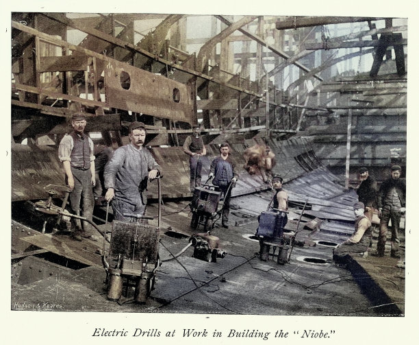 历史，造船厂，建造英国皇家海军战舰HMS Niobe的造船厂，巴罗因弗内斯，19世纪90年代，19世纪，复古照片图片下载