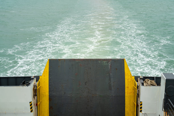 汽车运输船渡船。图片下载