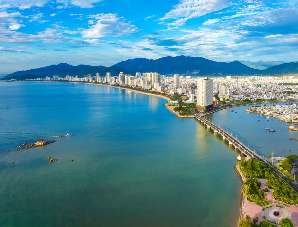 越南的海滨城市芽庄，在早晨从上面看到的股票照片图片下载