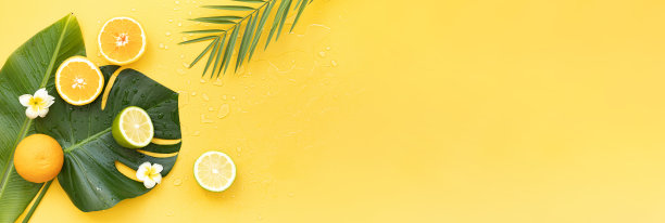 新鲜橙子和热带树叶。切好的柑橘类水果用于天然化妆品图片下载