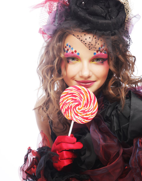 一个化妆很有创意的女孩拿着棒棒糖。图片下载