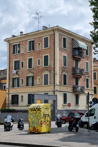 城市涂鸦在实用箱与历史悠久的公寓楼在意大利-股票照片的建筑和城市景观爱好者图片下载