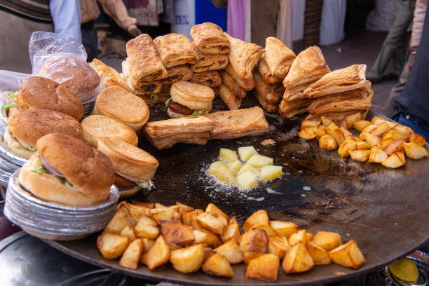 肉饼、汉堡和炸土豆图片下载