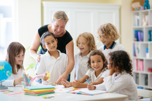 孩子们回到学校。一群孩子。图片下载