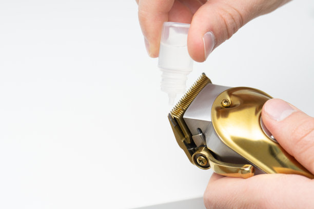 理发师在给理发器加油图片下载