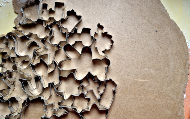 由不锈钢制成的各种形状的饼干切割器将面团切成所需的形状。烘焙广告食谱或糖果工厂圣诞节，汽车，卡车图片下载