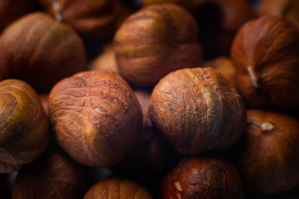 榛子的照片。榛子坚果健康有机褐色榛子秋季背景概念。食品的背景图片下载