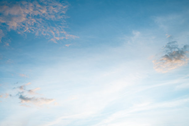 美丽，豪华柔和的渐变蓝白云和阳光在蓝天上完美的背景，采取在晚上，暮光，大尺寸，高清晰度的风景照片图片下载