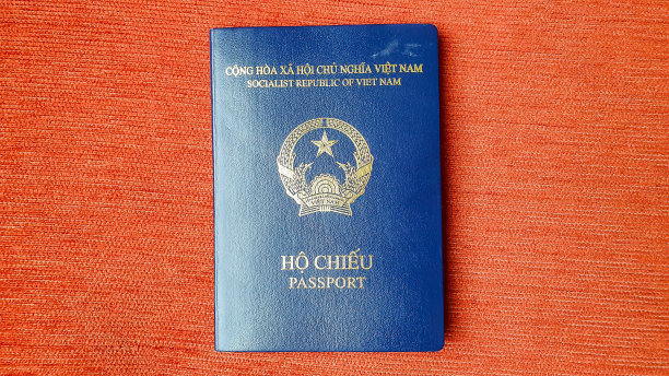 橙色背景的越南护照。图片下载