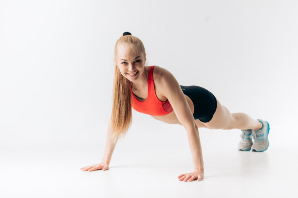 强壮的女运动员穿着时髦的衣服做早操图片下载