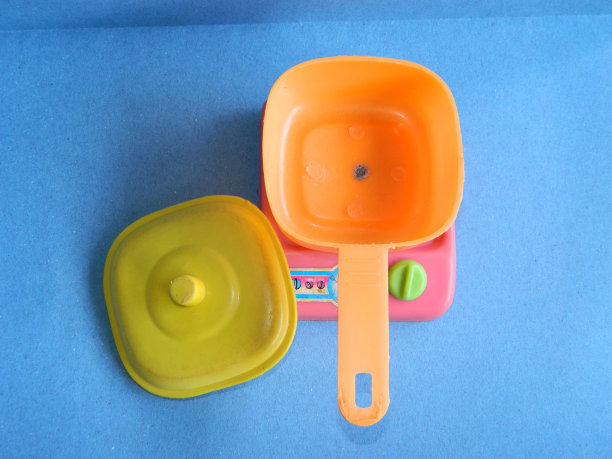 儿童烹饪玩具的微距照片与蓝色背景图片下载