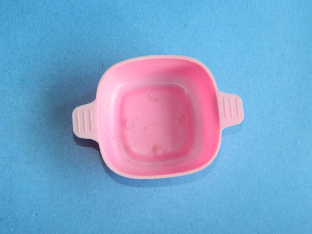 儿童烹饪玩具的微距照片与蓝色背景图片下载