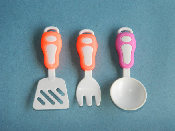 儿童烹饪玩具的微距照片与蓝色背景图片下载