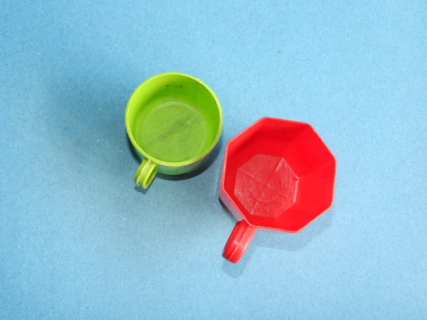 儿童烹饪玩具的微距照片与蓝色背景图片下载