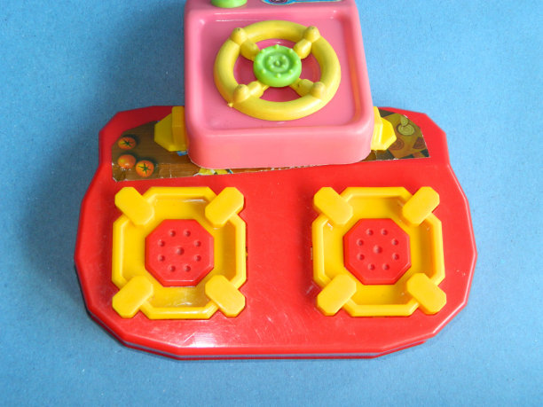 儿童烹饪玩具的微距照片与蓝色背景图片下载