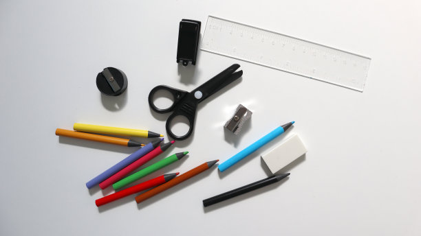 办公设备照片。在白色背景上随机分散。图片下载