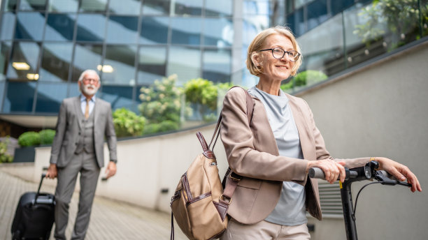 高级夫妇夫妇在现代酒店大楼前图片下载