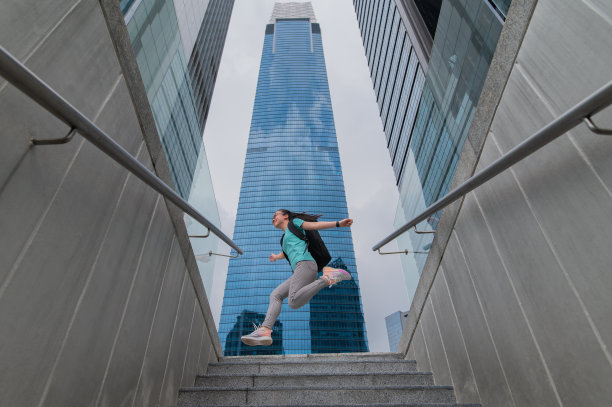 亚洲女学生社交聚会周末活动户外跳跃图片库图片下载