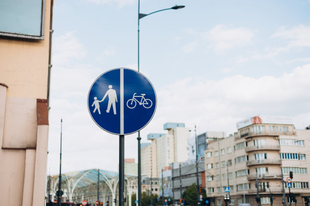 行人自行车标志，公路自行车自行车。步行道车道安全交通，城市轨道人行道招牌路线街道。城市街道上的路标和信息板图片下载