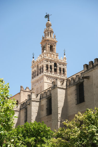 塞维利亚的吉拉尔达(安达卢西亚，西班牙)。塞维利亚大教堂的阿尔莫哈德尖塔的艺术照片。吉拉尔达和塞维利亚的吉拉尔略。图片下载