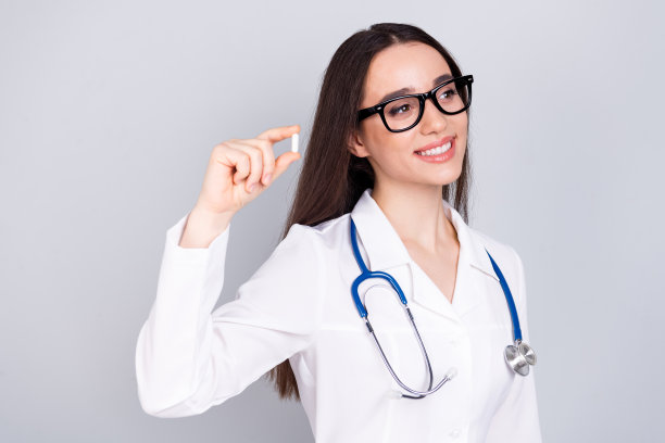 照片迷人的医生女合格的专科儿科医生手持药丸空空间孤立的灰色背景图片下载