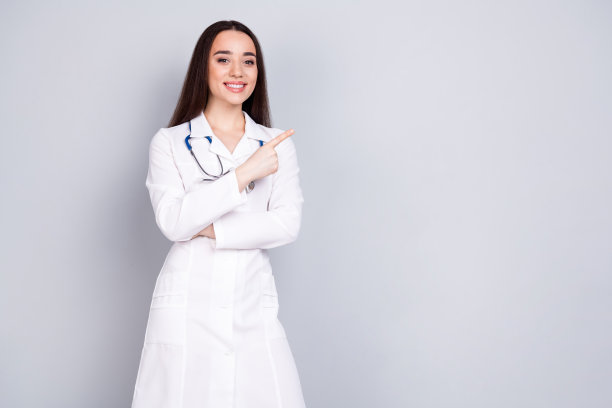 专业医务人员的照片，女士手指空白，白色外套孤立在灰色背景上图片下载