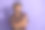 照片的好男人波浪发型穿着印花衬衫手臂折叠直接看标志空白空间孤立的紫色背景图片下载