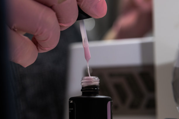 美甲师正在准备涂指甲油图片下载