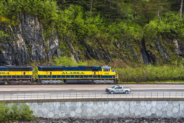 阿拉斯加铁路货运列车和警车图片下载