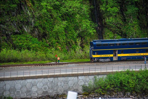 阿拉斯加铁路的工作人员正在切换轨道图片下载