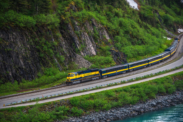 阿拉斯加铁路客运列车抵达惠蒂尔图片下载