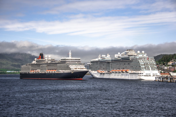 伊丽莎白女王号抵达凯奇坎邮轮港图片下载