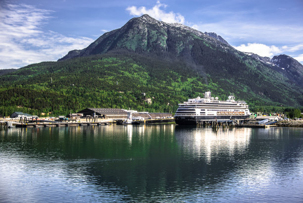 游轮停在斯卡格威港图片下载