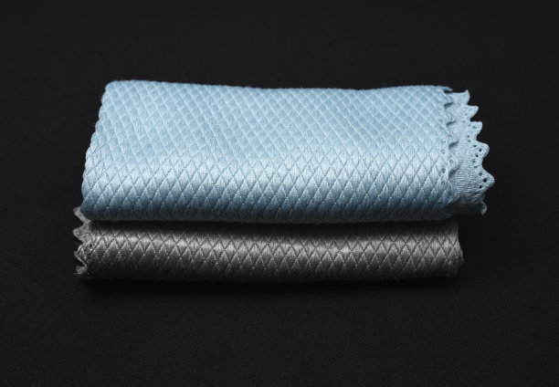 黑色背景上的蓝灰色抹布。图片下载