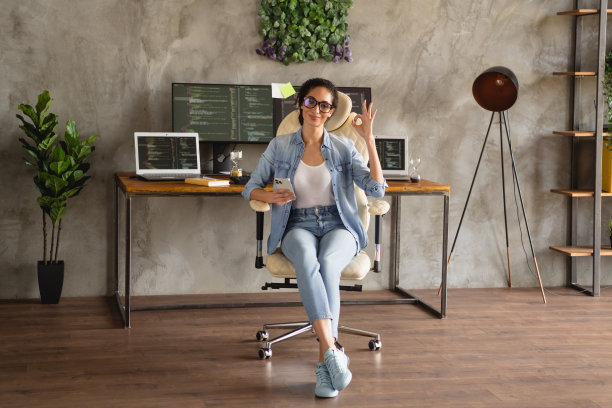 照片成功的好女孩穿着时尚的牛仔衬衫工作现代科技okey标志工作空间工作场所图片下载