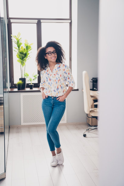 照片的梦幻可爱的好女人穿着时髦的衣服办公室房间室内工作场所车间图片下载