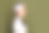 侧面照片可爱的快乐的女人穿着围裙服务饮料微笑空空间孤立的卡其色背景图片下载