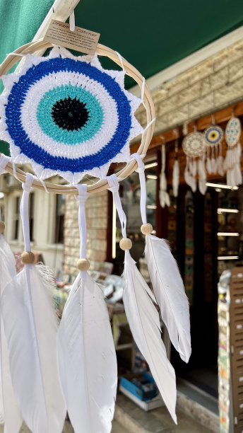 蓝白相间的捕梦网。东方市场上捕梦网的垂直照片图片下载