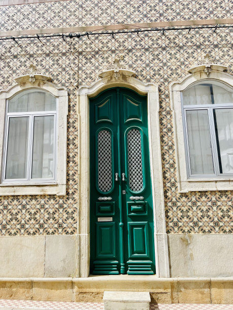 建筑，欧洲，房屋，街道，阳台，城市，门，窄，旧，城镇，旅行，窗户，立体主义，历史，旅游，村庄，阿尔加维，蓝色，古代，商业，建筑结构，建筑外观，文化，olh<e:1>，欧洲文化，户外，翁格，葡萄牙-西班牙，城市生活，A图片下载