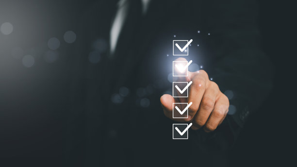 业务检查质量保证QA或QC管理。标准化，认证。符合法规、服务和标准，数字保证检查标记图片下载