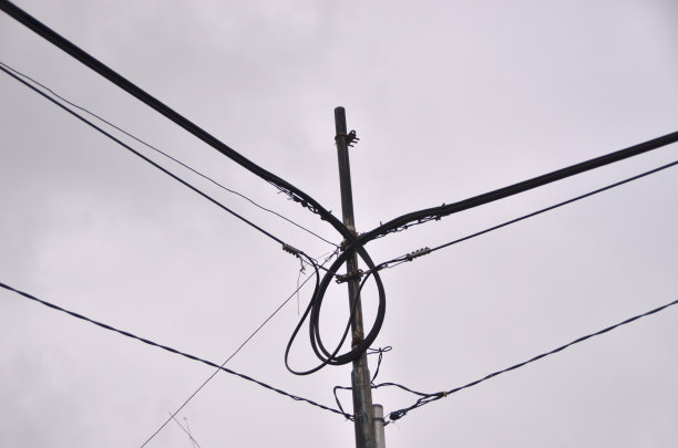 电线杆:通过电线杆并由电线杆支撑的电缆图片下载