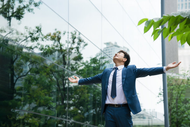 绿色商业，环境增长和可持续资源商业。一个拥有清洁空气的可持续商人图片下载