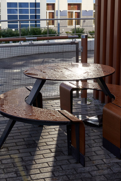 夏日城里的街头咖啡馆里空着湿气图片下载