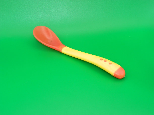 绿色背景下的儿童教育进食设备微距照片。图片下载