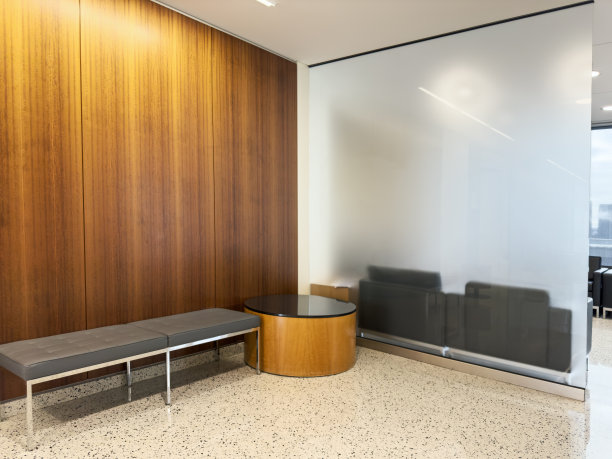 有长凳的等候区图片下载