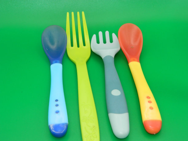 绿色背景下的儿童教育进食设备微距照片。图片下载