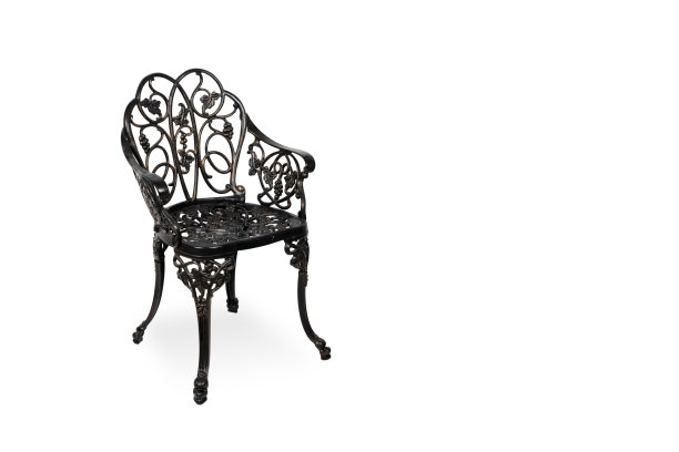 优雅的锻铁花园椅与复杂的设计:复古风格的户外家具庭院，露台，或阳台-经典的黑色金属扶手椅图片下载