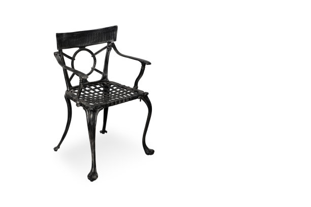 优雅的锻铁花园椅与复杂的设计:复古风格的户外家具庭院，露台，或阳台-经典的黑色金属扶手椅图片下载